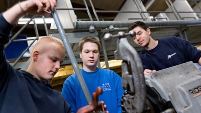 Simon Bondorff Rasmussen med to studiekamrater