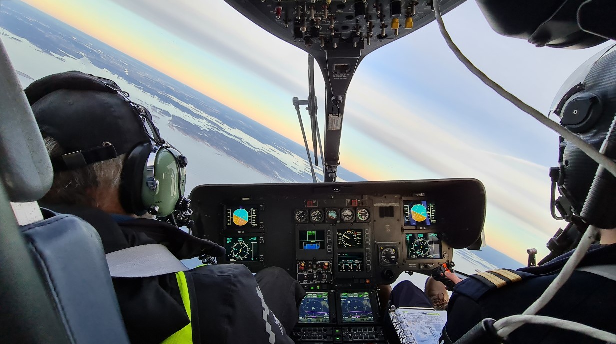 Helikopterpiloter trenger ti års erfaring før de kan jobbe med søk og redning